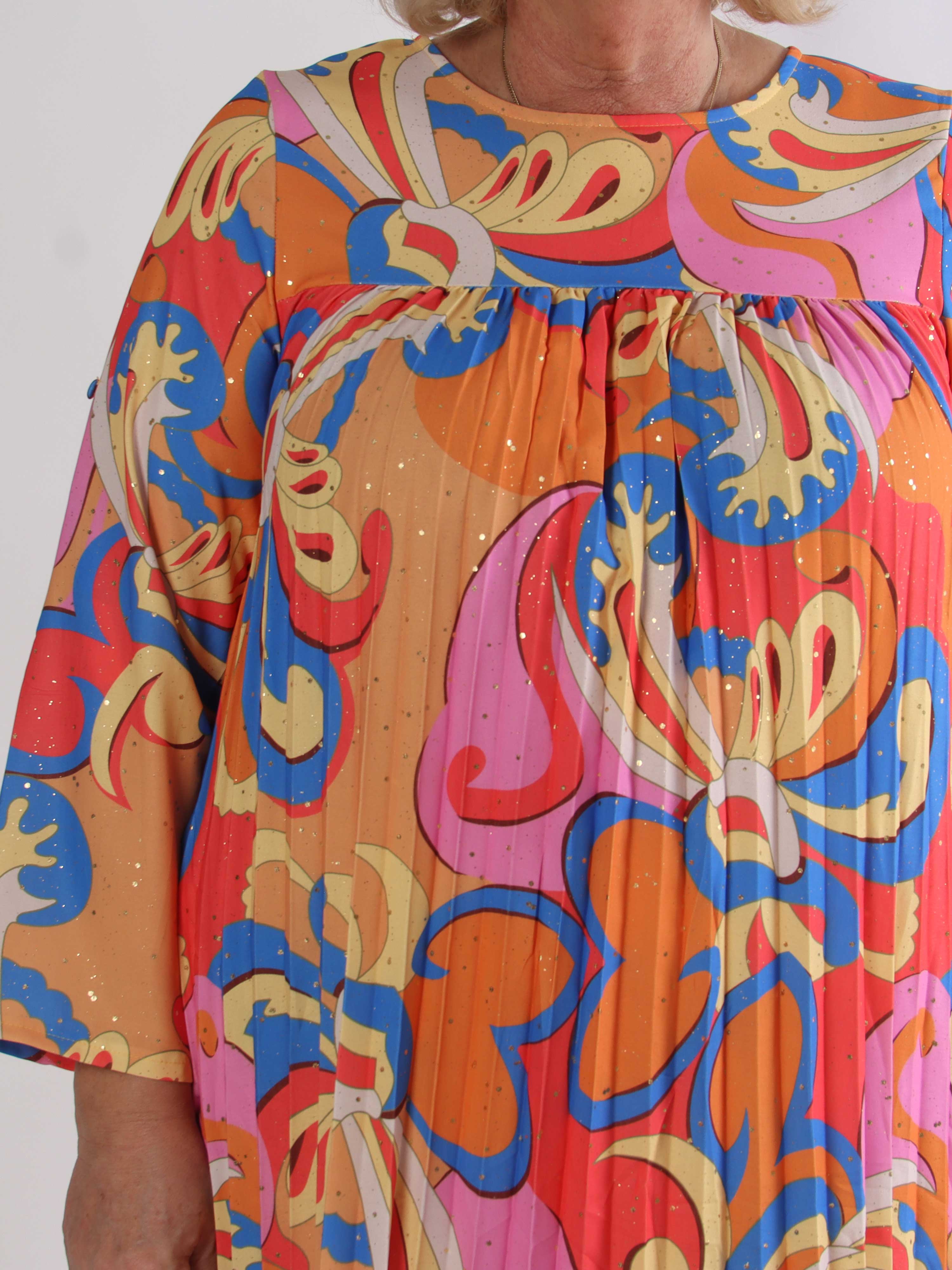 Nannie Retro - Lang plisseret plus size kjole i flerfarvet mønster